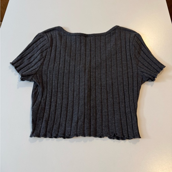NWOT Dark Gray Ribbed Button-Up Short Sleeve Crop Top Size Medium - Picture 4 of 7